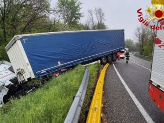camion si ribalta gemonio