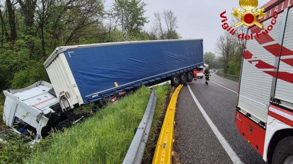 camion si ribalta gemonio