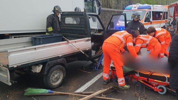 scontro auto apecar ternate