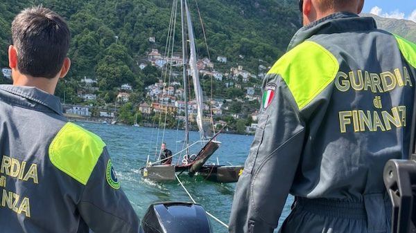 Lago maggiore catamarano capovolto