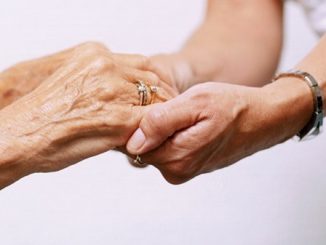 mani solidarietà aiuto nonautosufficienza
