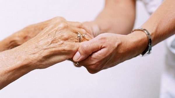 mani solidarietà aiuto nonautosufficienza