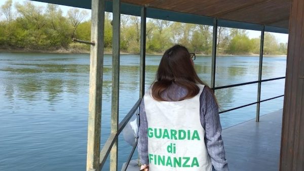 ticino casa galleggiante abusiva