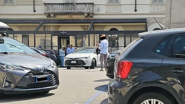 Gallarate parcheggiatore abusivo piazza
