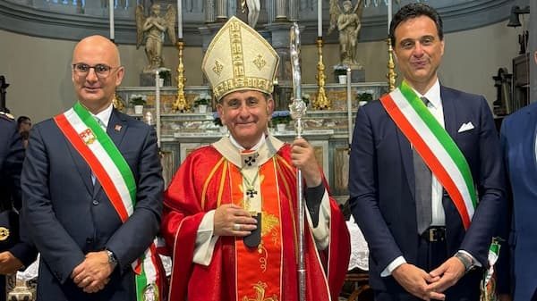 L'arcivescovo Delpini con i sindaci Aliverti e Corbo