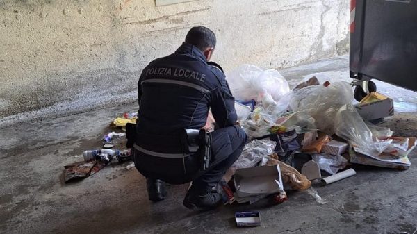 lonate rifiuti abbandonati ristorante