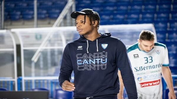 Okeke Cantù festa promozione
