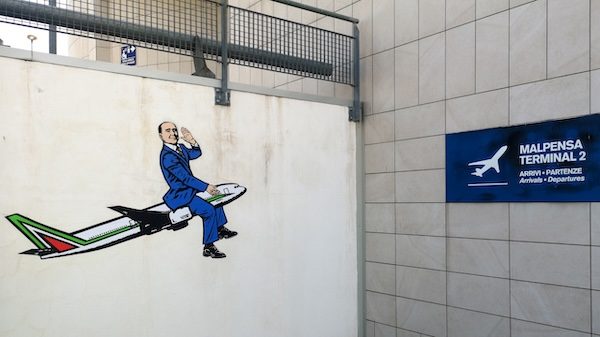 Malpensa murales silvio berlusconi