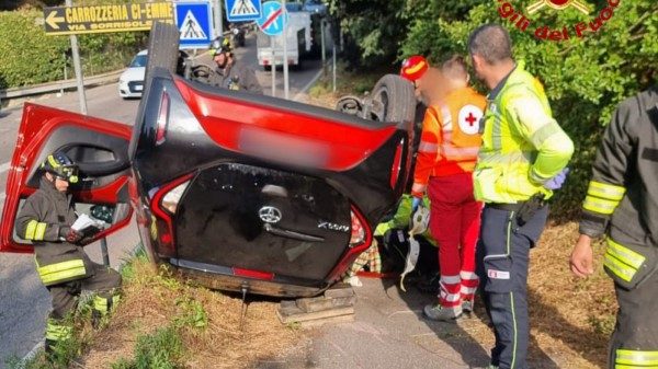 auto si ribalta varese