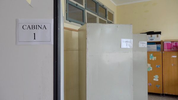 frasi transfobiche seggio varese