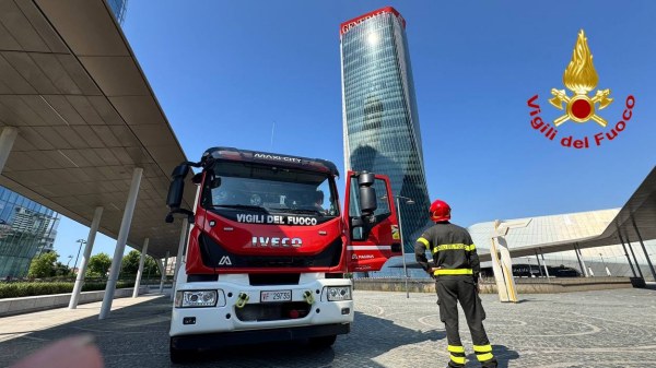 milano cade insegna torre
