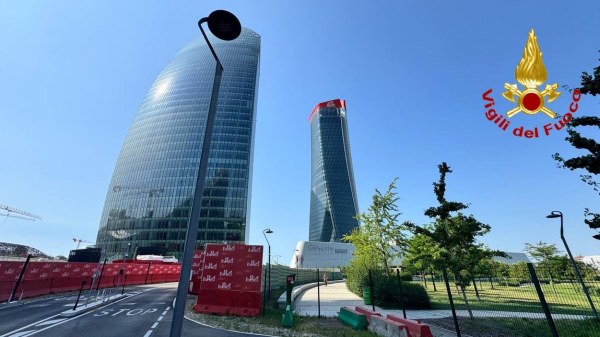 milano cade insegna torre 