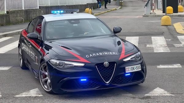 Cassano donna pedinata bar