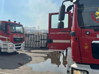 incendio autopompa vigilidelfuoco