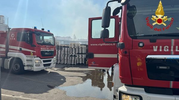 incendio autopompa vigilidelfuoco