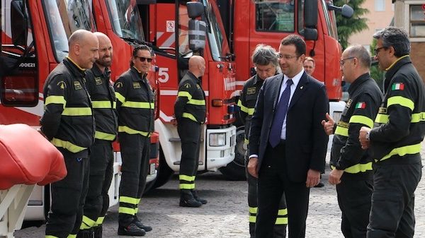 varese vigili fuoco aggrediti