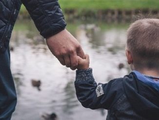 bambino minori mano adulto