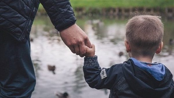 bambino minori mano adulto