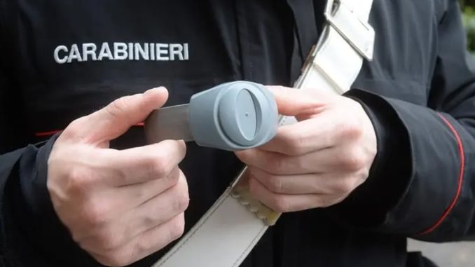 Ternate carabinieri braccialetto elettronico