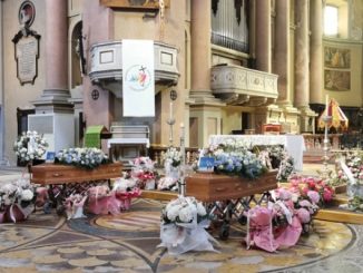 Novara funerale designer Barbie