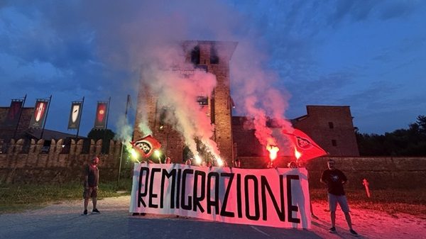 legnano castello casapound striscione