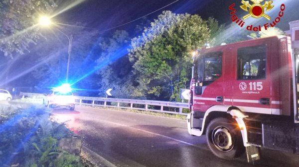 Auto ribaltata a Luino Alle 8:20 di questa mattina i Vigili del fuoco sono intervenuti poi nel Comune di Luino in via Gorizia per un'autovettura ribaltatasi in una riva a lato strada. Gli operatori hanno messo in sicurezza il veicolo. Il conducente non ha riportato lesioni. Piante rimosse a Cadero pioggia incidenti lavena luino