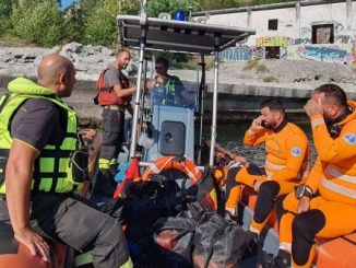 ragazzo disperso acqua calde