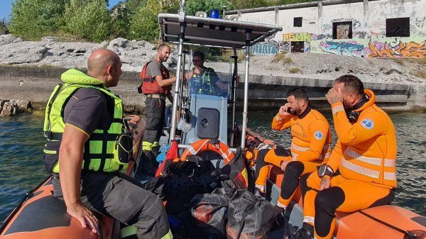 ragazzo disperso acqua calde