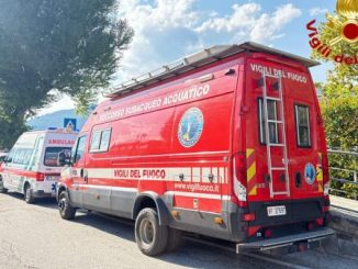 ragazzo disperso acqua calde