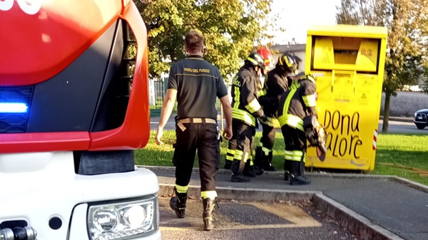 parabiago bambola cassonetto vigilidelfuoco