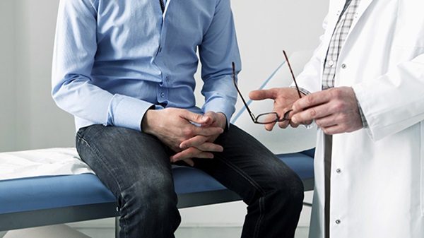 medico paziente tumore prostata