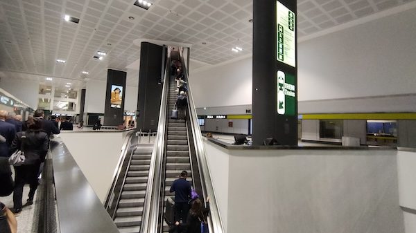 Malpensa aggressione clochard ascensore