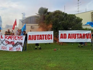busto sit in vigili fuoco