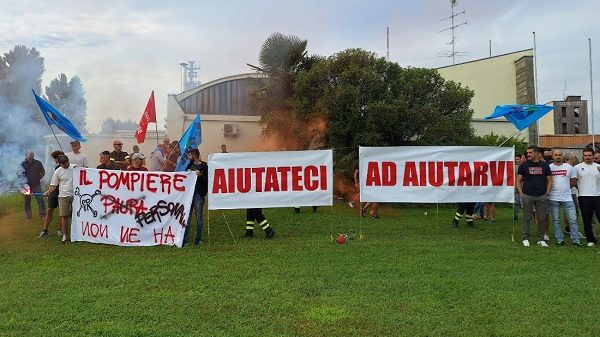 busto sit in vigili fuoco
