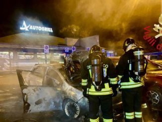 Incendio autogrill auto