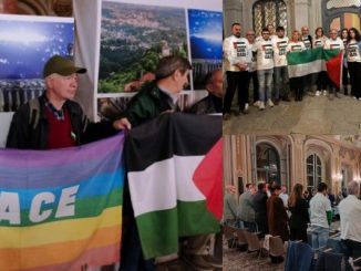 Le bandiere esposte dal comitato, i consiglieri di maggioranza con la maglia pro Gaza e il minuto di silenzio