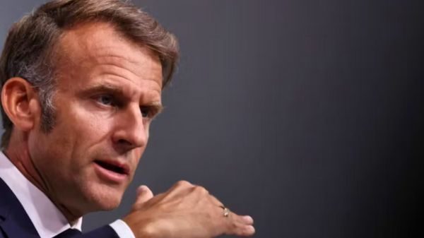 macron fantasma parigi