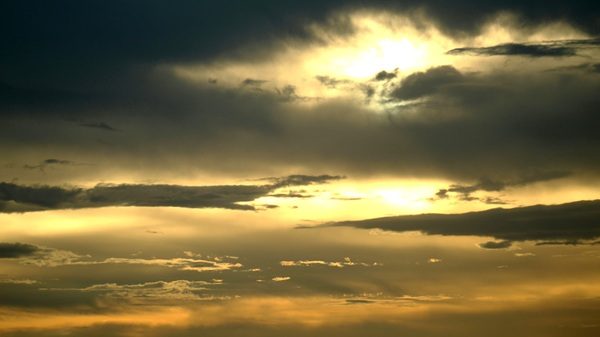 nuvoloso pioggia bel tempo