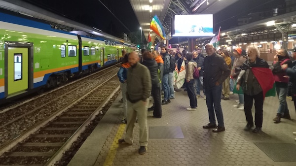 Saronno manifestazione flotilla stazione