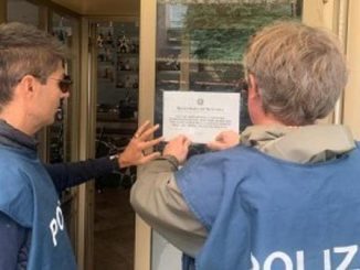Trecate bar chiuso violenza