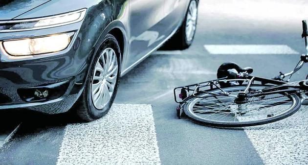 Novara bicicletta monopattino incidente