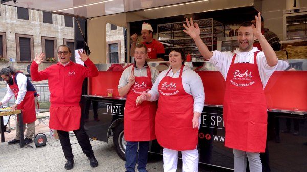 pizzaut varese ragazzi autistici