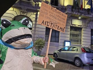 Gallarate palazzetto protesta rospo