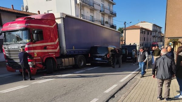 Sesto calende incidente camion