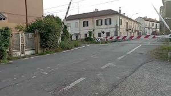 Olengo passaggio a livello chiuso