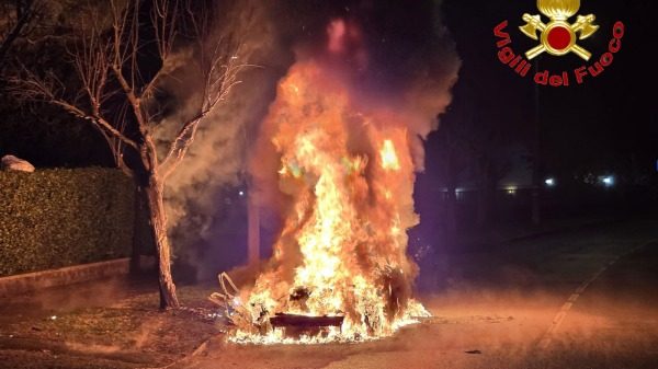 auto furgone fuoco busto