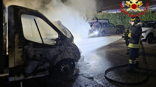 auto furgone fuoco busto