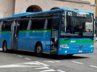 travedona prende a pugni autista