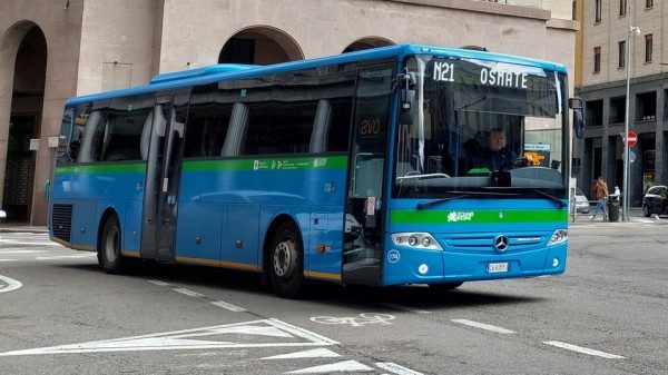 travedona prende a pugni autista