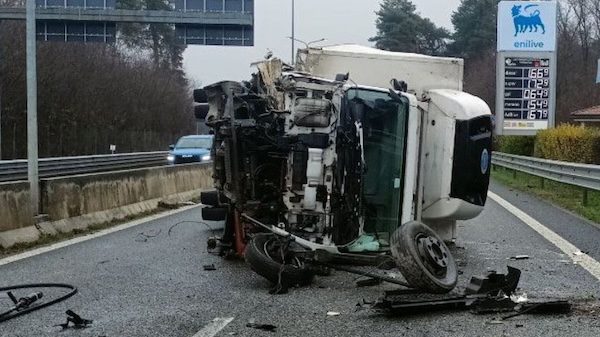 malpensa superstrada camion ribaltato